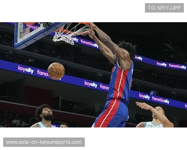 NBA扣篮头顶越过两人，裁判表情瞬间僵住