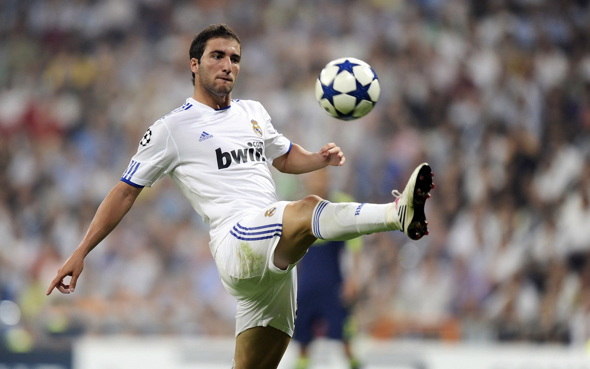 欧冠赛场上的经典对抗被解读为现代战术样本，欧冠讲解